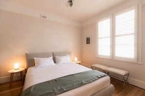 3 Schlafzimmer, Schreibtisch, Bügeleisen/Bügelbrett, WLAN