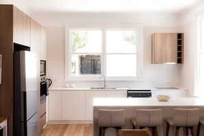 Frigorífico, microondas, horno y placa de cocina