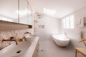 Shower, hair dryer, towels