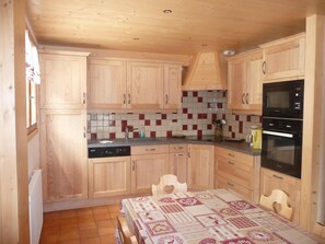 Wasserkocher mit Kaffee-/Teezubehör, Kühlschrank, Mikrowelle
