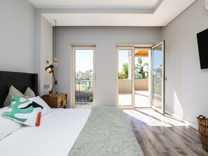 4 soverom, skrivebord, strykejern/-brett og reiseseng for barn