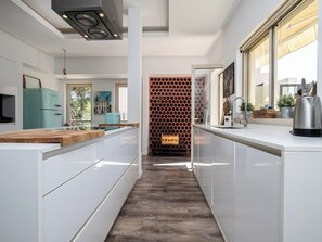 Kjøleskap, mikrobølgeovn, ovn og kokeplater