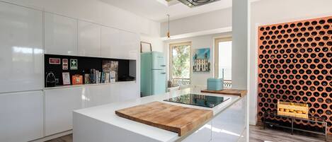 Kühlschrank, Mikrowelle, Ofen, Herdplatte