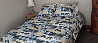 Charming 3-bedroom apartment with WiFi, AC in wonderful Bessemer