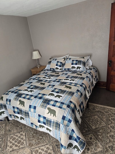 Charming 3-bedroom apartment with WiFi, AC in wonderful Bessemer