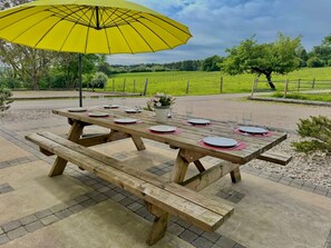 Outdoor dining - Renovated 160m² Comtoise farmhouse in the countryside (Laviron)