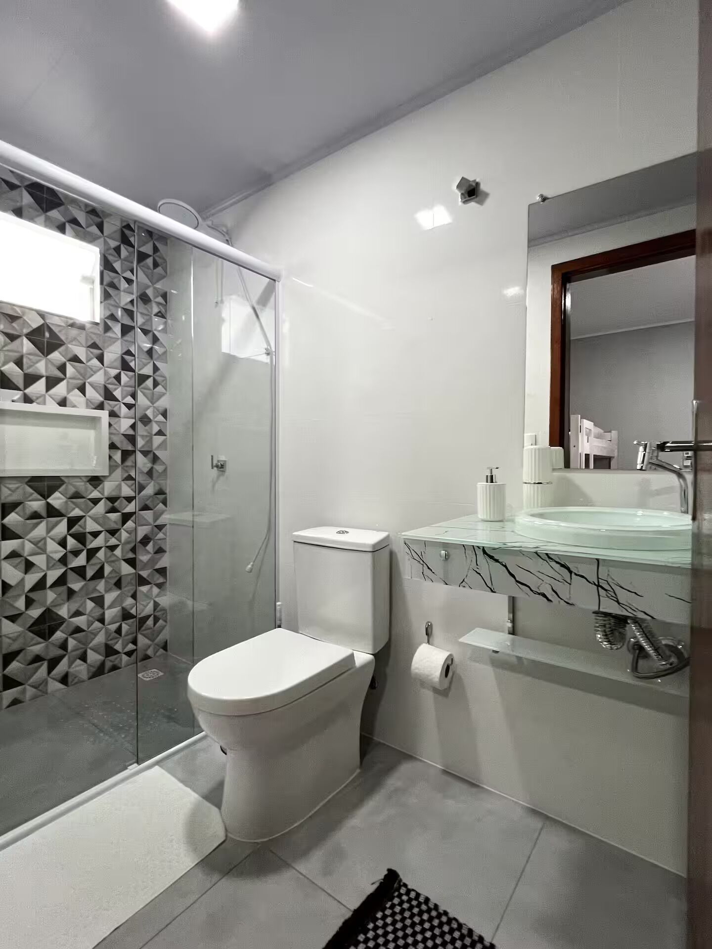 Standard Room, Park View | Bathroom | Shower, hair dryer, towels, soap