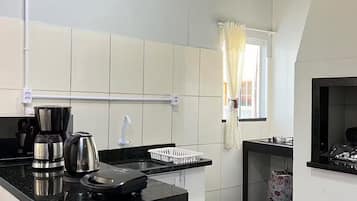 Refrigerador, microondas, placa de cocina, lavavajillas