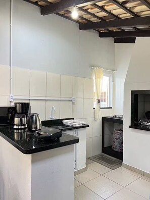 Fridge, microwave, stovetop, dishwasher - Suite Suzena 700m Beto Carrero e Praias (Penha)