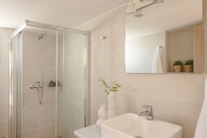 Shower, hair dryer, towels - Κefalonia Ηolidays Ηouse (Farsa)