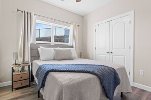 3 habitaciones, escritorio y tabla de planchar con plancha 