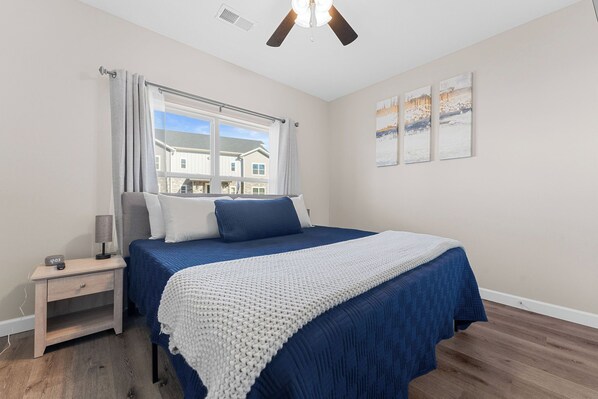 3 chambres, bureau, fer et planche à repasser, lit de bébé portatif