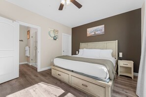 3 habitaciones, escritorio y tabla de planchar con plancha 