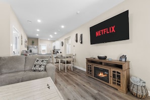 Smart TV, fireplace - Summer Special Hot Tub No Dog Fee Near SD City & Strip No Steps (Branson)