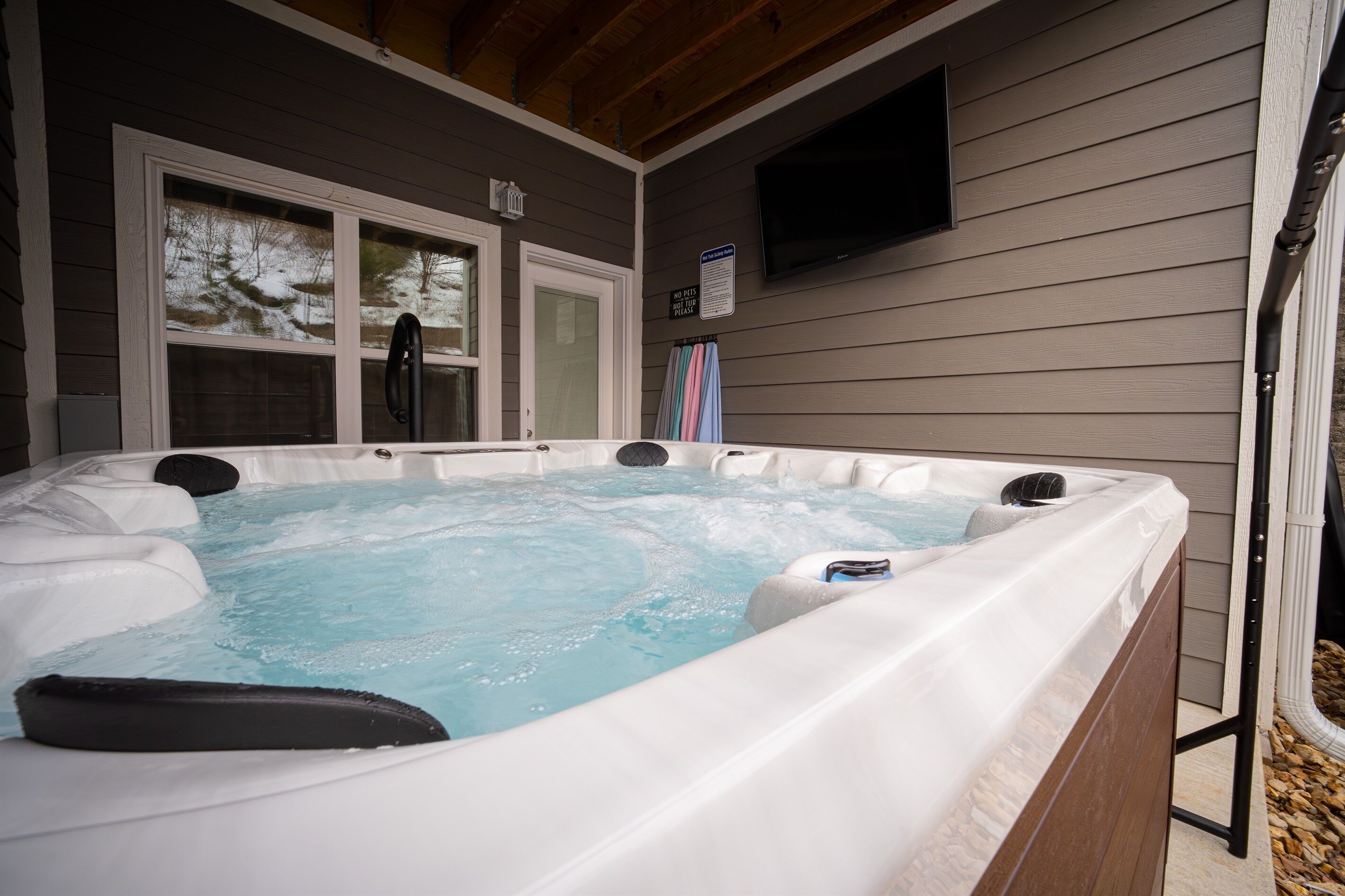 Outdoor spa tub