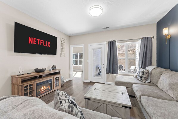 Smart TV, fireplace