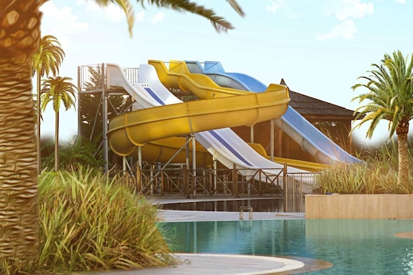 Inomhuspool och utomhuspool