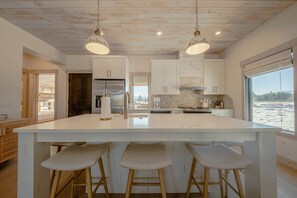 Kylskåp, mikrovågsugn, ugn och spishäll