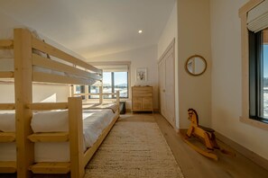 2 habitaciones, tabla de planchar con plancha, cuna de viaje y wifi 