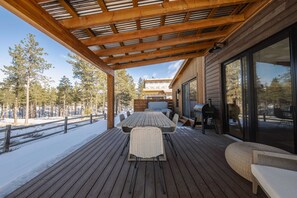 Outdoor dining - Wilderness Club Nest – Private Hot Tub | Forest View (Eureka)