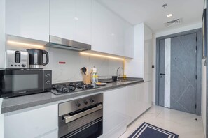 Refrigerador, microondas, placa de cocina, tostadora