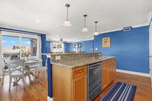 Full-size fridge, microwave, oven, stovetop - Beach Baby (Tybee Island)