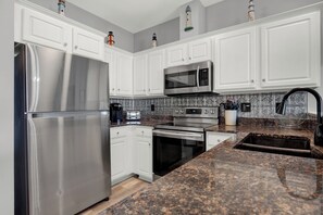 Full-sized fridge, microwave, oven, stovetop