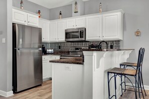 Grand réfrigérateur, micro-ondes, four, plaque de cuisson