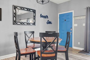 In-room dining - Beach Bum Hideaway (Tybee Island)