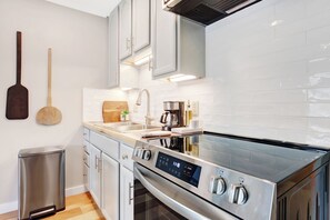 Stort kylskåp, mikrovågsugn, ugn och spishäll