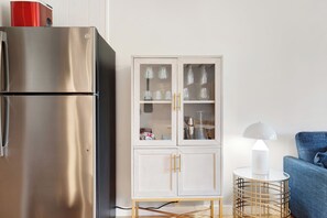 Stort kylskåp, mikrovågsugn, ugn och spishäll