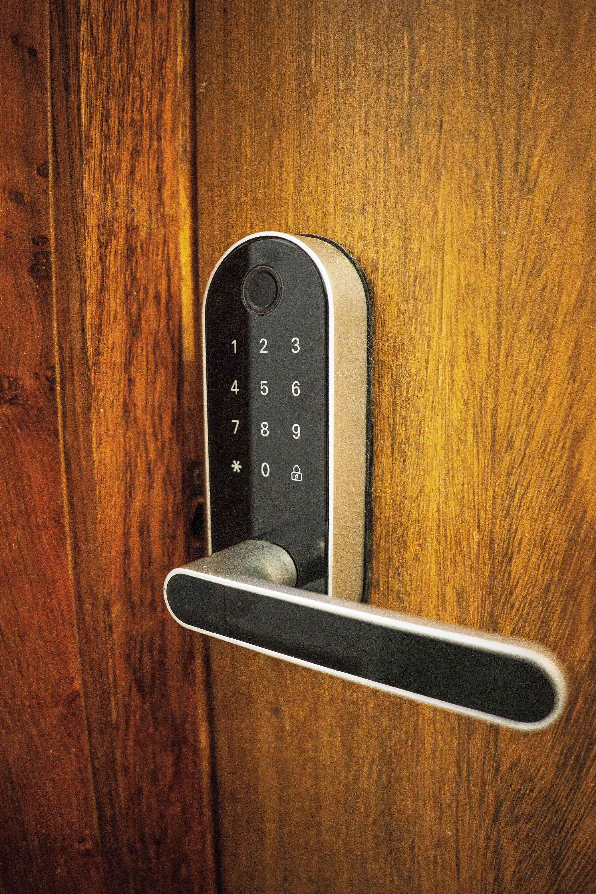 Une porte moderne dotée d’un système de verrouillage à clavier numérique.