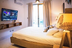 City Apartment, 1 Queen Bed (E2) | 1 bedroom, desk, laptop workspace, iron/ironing board - Arpel 07 - Piantini - Santo Domingo (Santo Domingo)
