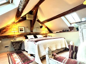 5 slaapkamers, een bureau, een strijkplank/strijkijzer, reisbedje