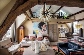 Een smart-tv, boeken, een stereo en een printer