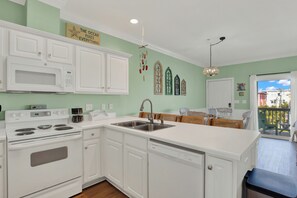 Kjøleskap, mikrobølgeovn, ovn og kokeplater