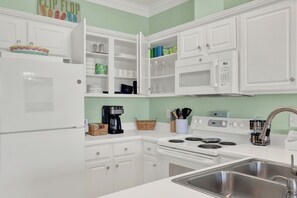 Großer Kühlschrank, Mikrowelle, Ofen, Herdplatte