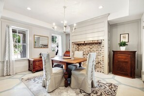 In-room dining - Maisonette La Belle (Savannah)