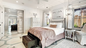 Unclassified image, 5 of 31, button - Maisonette La Belle (Savannah)