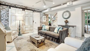 Unclassified image, 3 of 31, button - Maisonette La Belle (Savannah)