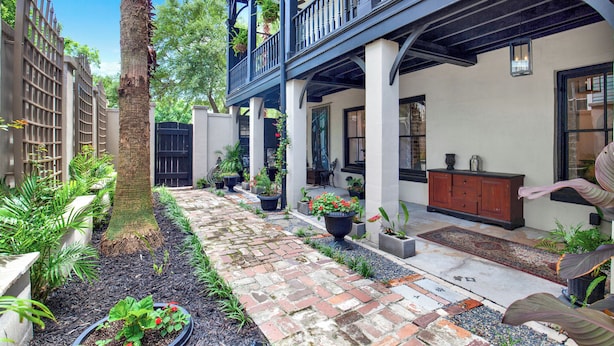 Unclassified image, 1 of 31, button - Maisonette La Belle (Savannah)