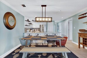 Full-size fridge, microwave, oven, stovetop - Once Upon A Tide Ii (Tybee Island)