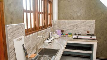 Jääkaappi, mikroaaltouuni, uuni, vedenkeitin