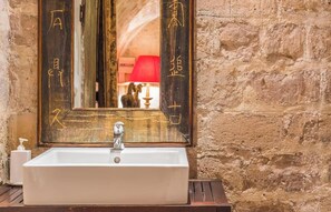 Douche, sèche-cheveux, serviettes fournies, savon