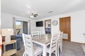 Dining - Scenic Lakeview – Stay for 5! (Branson)