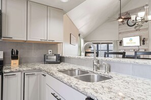 Réfrigérateur, four à micro-ondes, un four, surface de cuisson