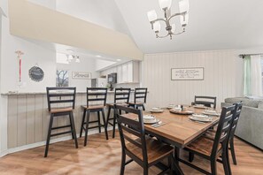 Dining - The Cozy Retreat – Stay for 10! (Branson)