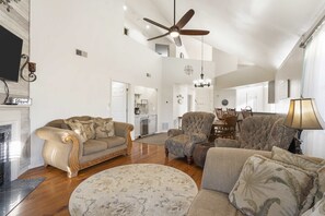 TV, fireplace, offices - The Cozy Retreat – Stay for 10! (Branson)