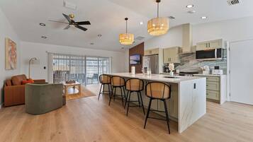 Køleskab, mikrobølgeovn, ovn, kogeplade