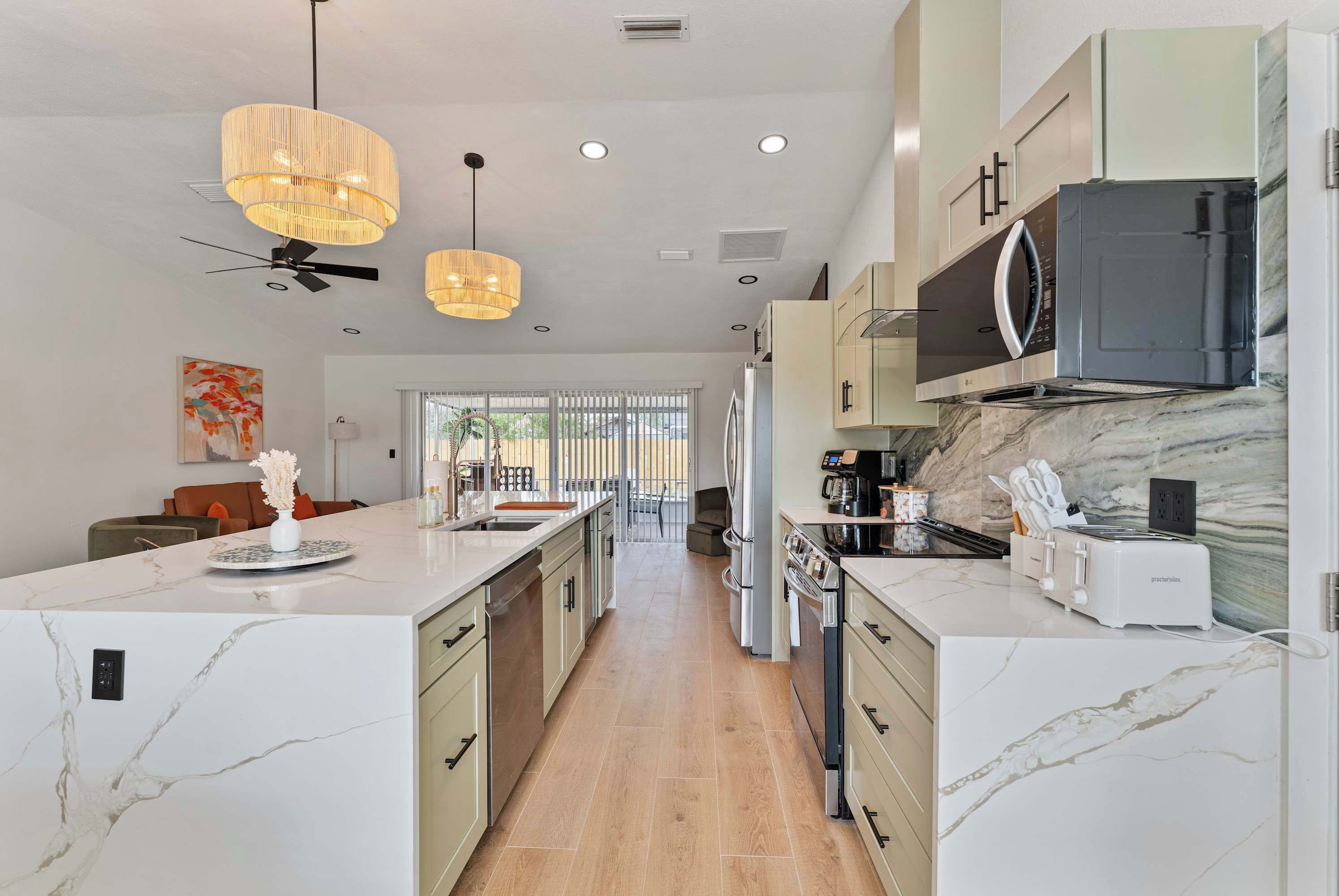 Refrigerador, microondas, horno y parrilla de estufa 